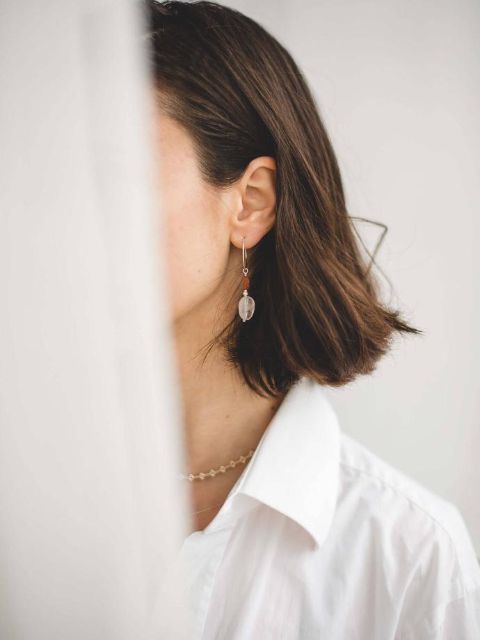 Gesichtspflege Produkte entdecken natuerliche Pflege fuer jeden Tag Gesichtspflege Teaser Frau im Profil mit Ohrhaenger vor hellem Hintergrund